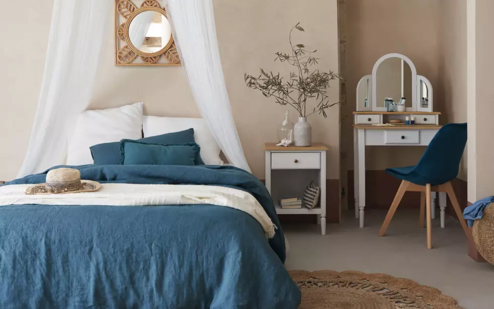 Cama con tonos oscuros modernos