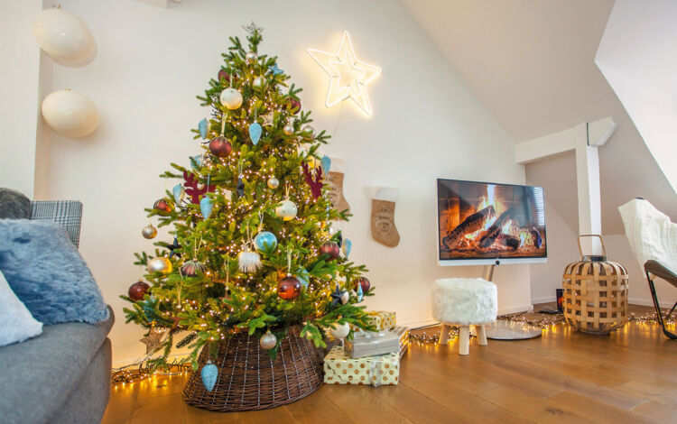 Come decorare l'albero di Natale con delle grandi palline di Natale?