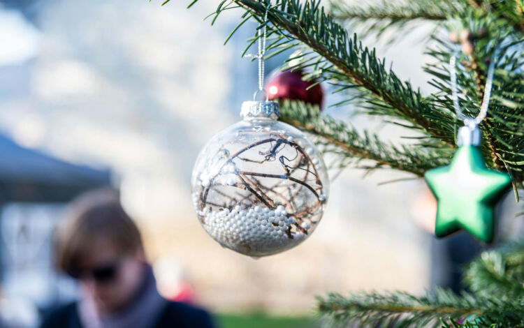 Wie eine Christbaumkugel dekorieren
