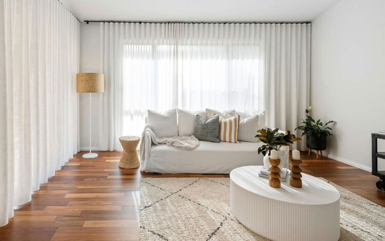 Comment poser une tringle à rideaux au plafond ?