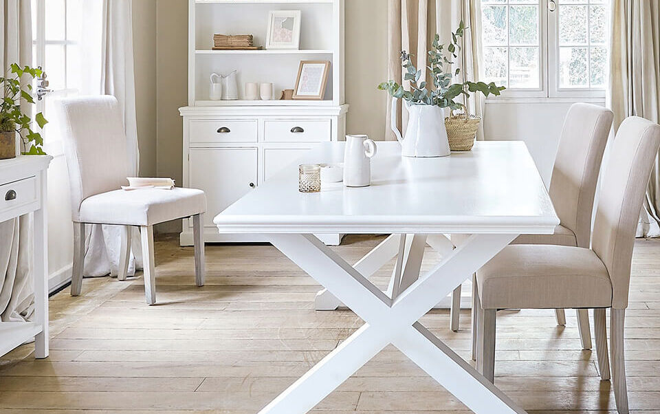 sala da pranzo con mobili chiari