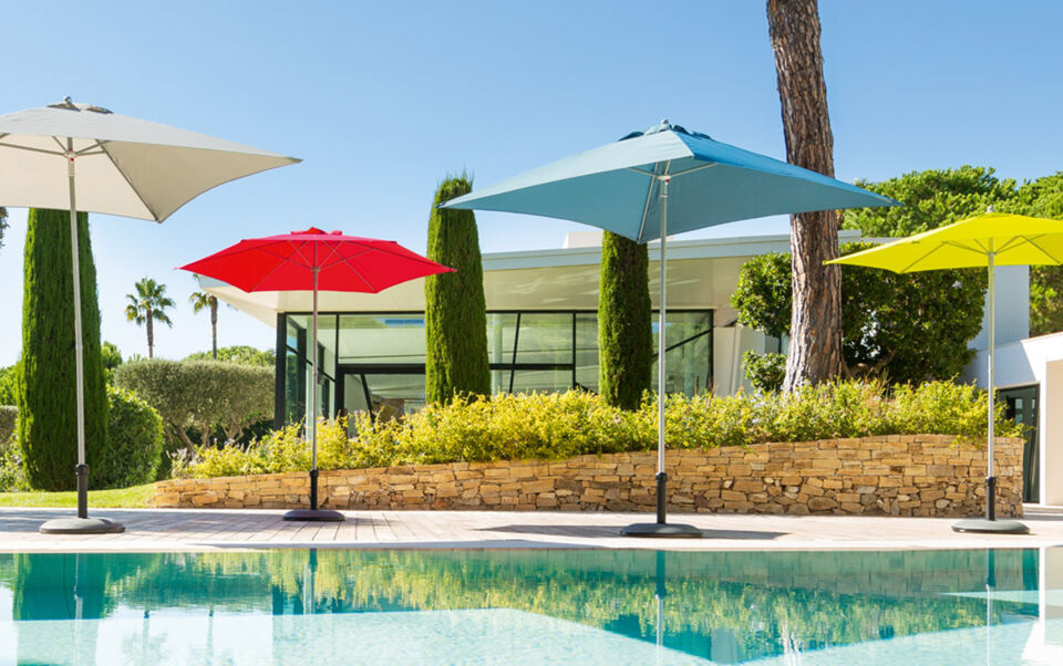 piscina con ombrelloni colorati