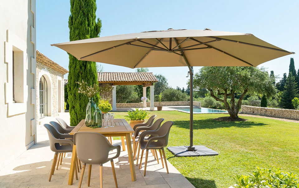 ombrellone a palo laterale rettangolare nel giardino