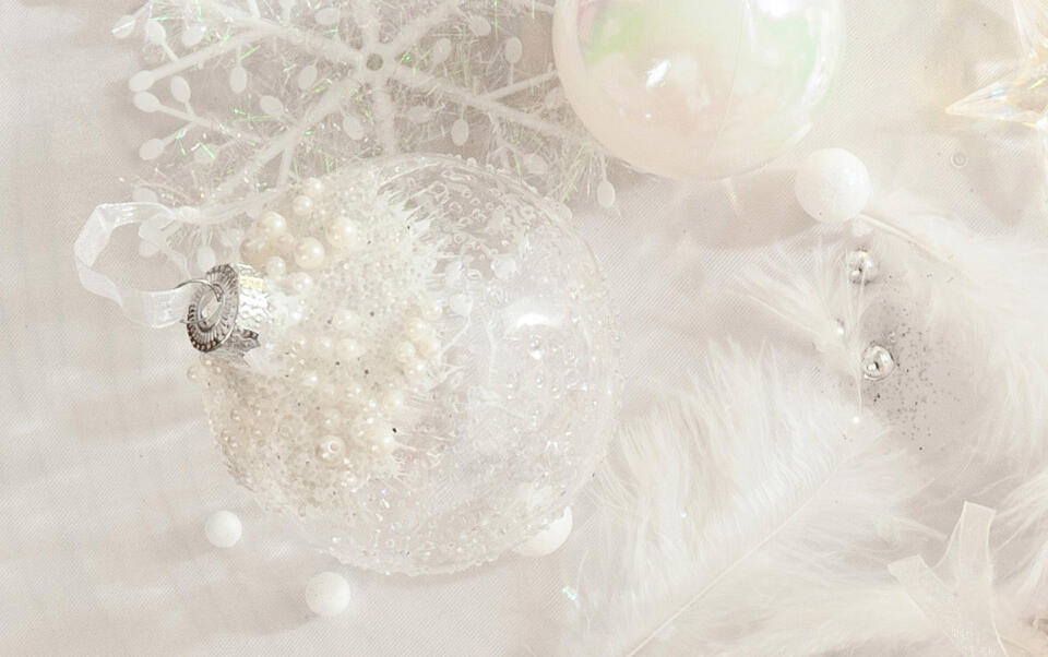 palline di Natale trasparenti con perle iridate