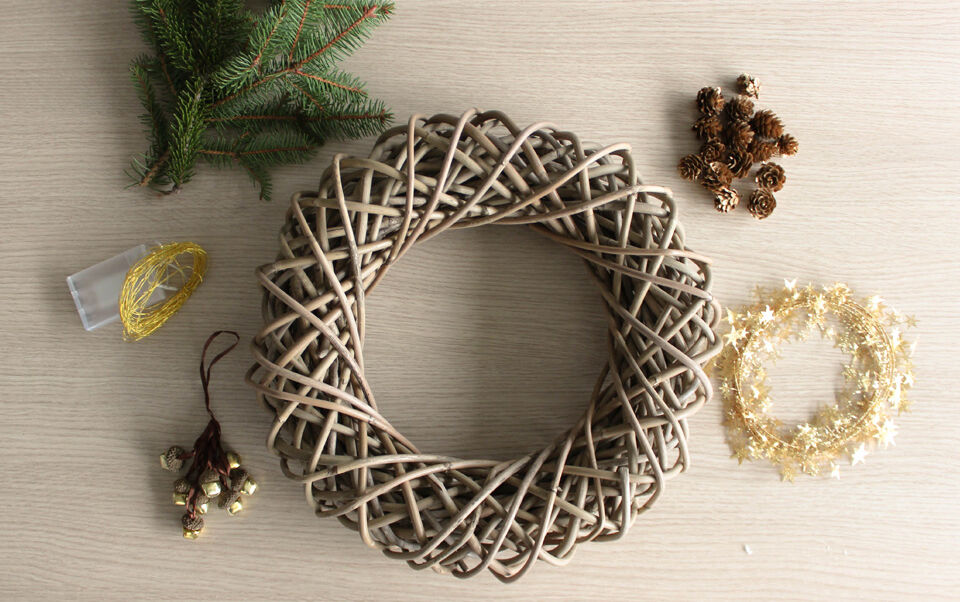 materiali per fare una corona di Natale