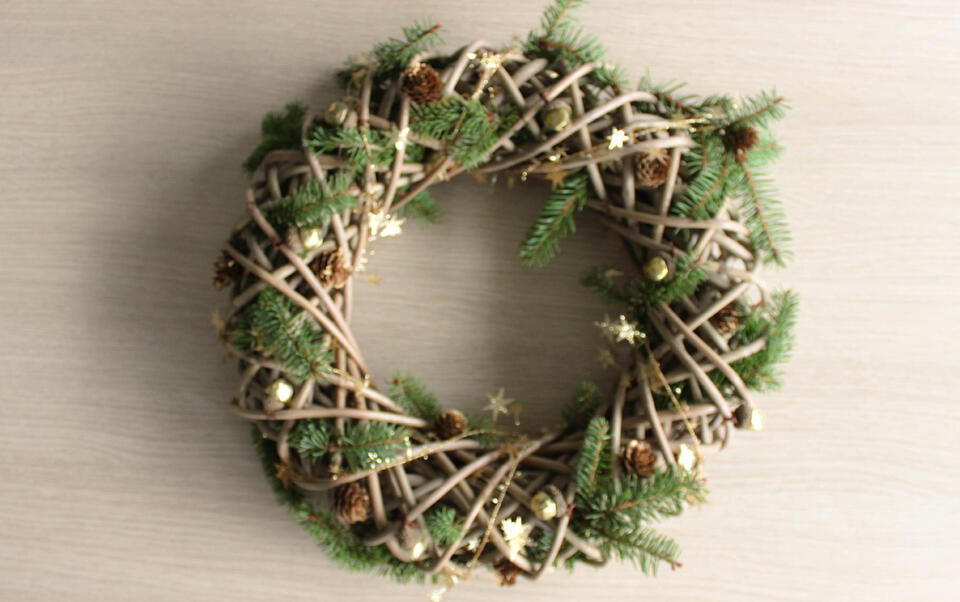 corona de Navidad con conos de pino y campanitas