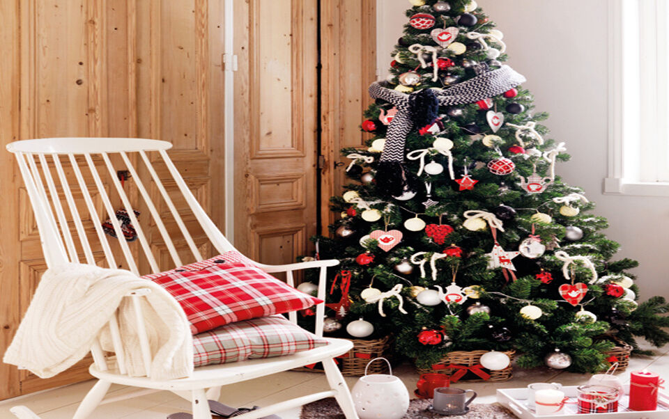 sapin de Noël décoré en rouge et blanc