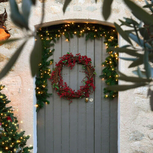porte d'entrée décorée pour Noël