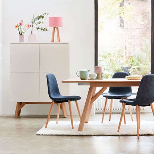 sala da pranzo stile japandi con sedie blu scuro