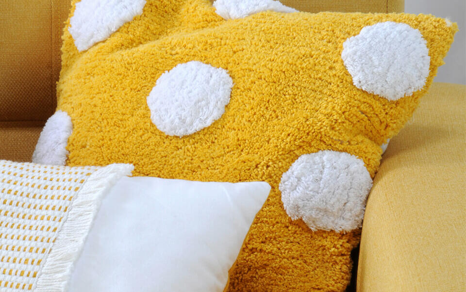coussin jaune moutarde pompons