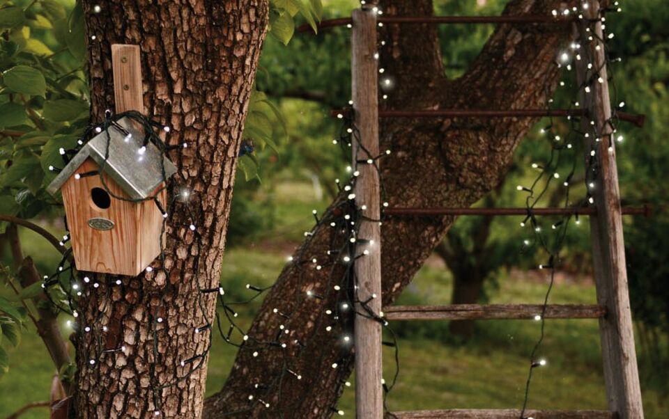 albero con ghirlanda di luci