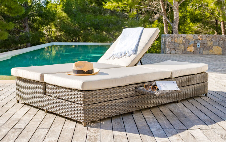 lettino da spiaggia in resina intrecciata o polyrattan