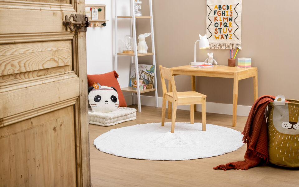 chambre d'enfant avec tapis rond blanc