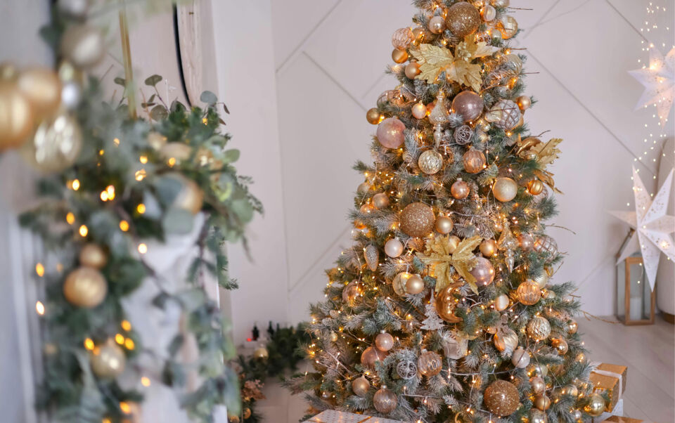 installer guirlandes sur un sapin