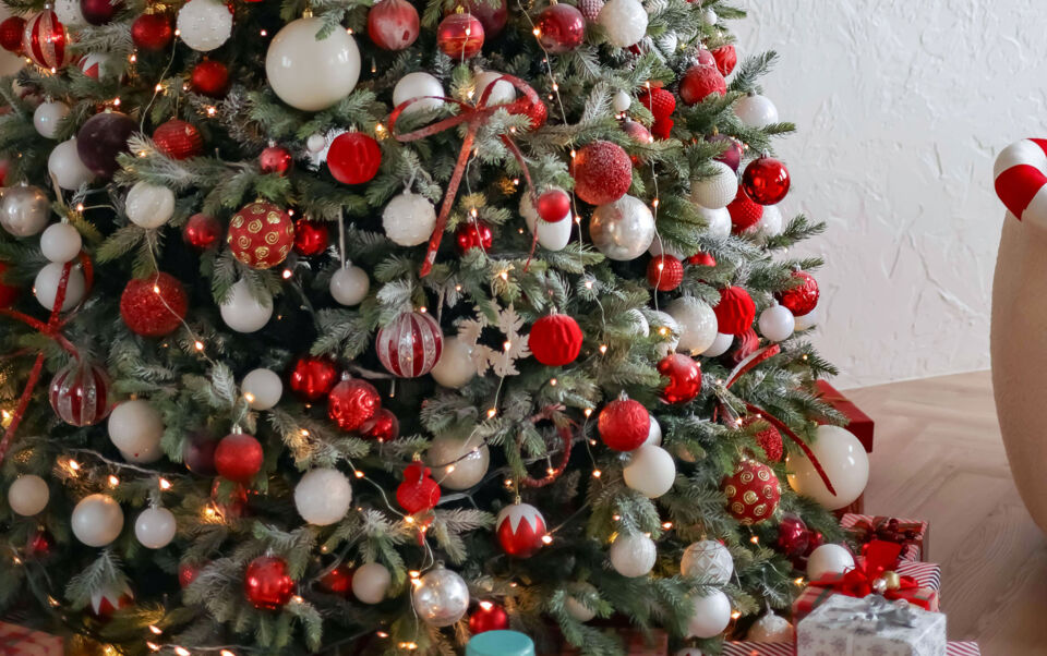 sapin de noël boules rouges et blanches