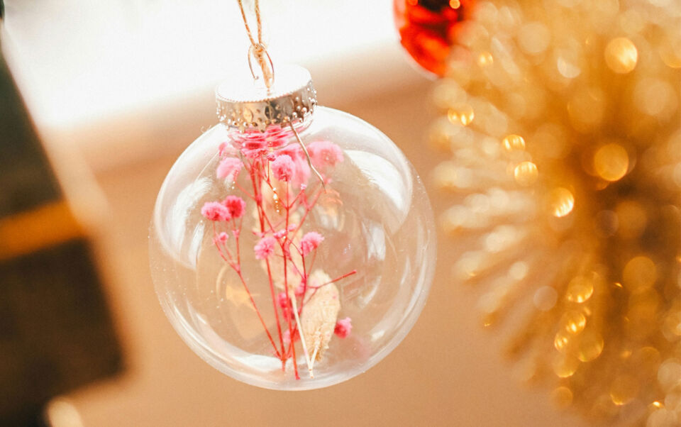 boule de noel avec une fleur à l'intérieur