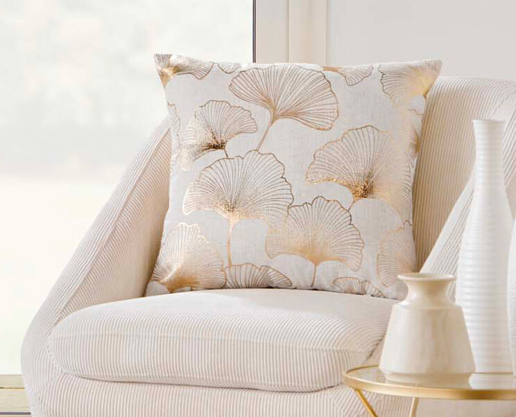coussin beige et doré