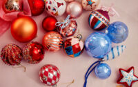 Weihnachtskugeln blau und rot
