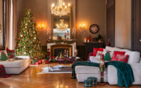 Salon décoré dans la tendances Noël 2026 : sapin, textile de noel, lumières