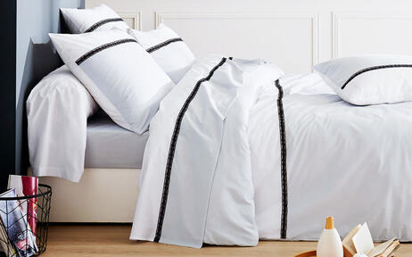 Weißer Bettbezug mit schwarzer Spitze