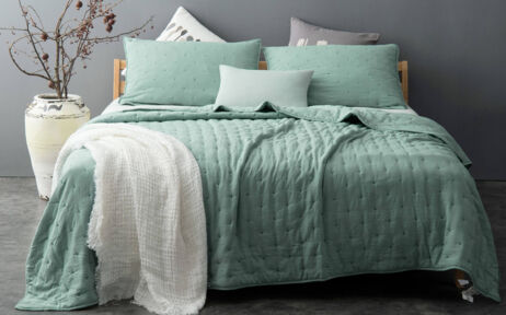 letto con copriletto verde acqua