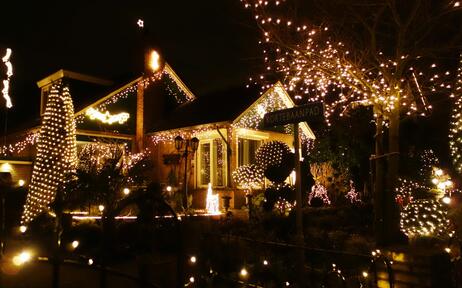 casa illuminata per Natale