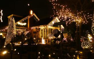 casa illuminata per Natale