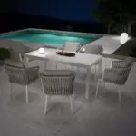 https://cdn1.eminza.com/uploads/cache/legacy_product_150_standard/uploads/media/64fba37dc6164/table-de-jardin-6-places-aluminium-ceramique-modena-150-x-75-cm-blanc-gris-2