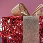 https://cdn1.eminza.com/uploads/cache/legacy_product_150_standard/uploads/media/64ff0adebf3c3/lot-de-3-cadeaux-rouge-a-piles-lumineux-blanc-chaud-30-led-3