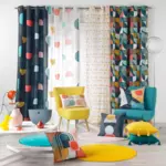 https://cdn1.eminza.com/uploads/cache/legacy_product_150_standard/uploads/media/650028d2efed8/cortina-semi-opaca-140-x-260-cm-pop-art-azul-2