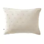 https://cdn1.eminza.com/uploads/cache/legacy_product_150_standard/uploads/media/6501e24a279a9/federa-rettangolare-garza-di-cotone-70-cm-gaia-boho-beige-pampa-2