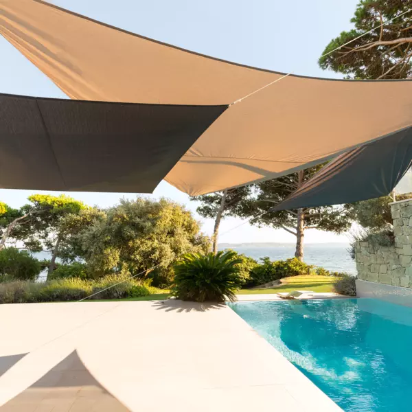 https://cdn1.eminza.com/uploads/cache/legacy_product_600_standard/uploads/media/64f60e9db1380/voile-d-ombrage-triangulaire-l3-m-quito-luxe-bronze-3