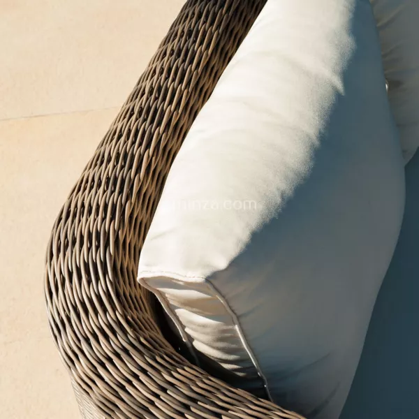 https://cdn1.eminza.com/uploads/cache/legacy_product_600_standard/uploads/media/64fb9c06e4b35/conjunto-de-jardin-calvi-sepia-5-plazas-2