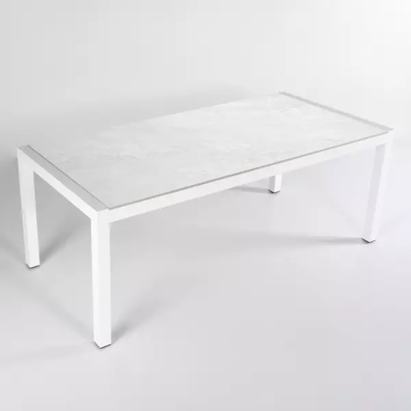 https://cdn1.eminza.com/uploads/cache/legacy_product_600_standard/uploads/media/64fba37dcd693/table-de-jardin-6-places-aluminium-ceramique-modena-150-x-75-cm-blanc-gris-3
