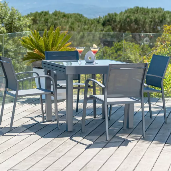 https://cdn1.eminza.com/uploads/cache/legacy_product_600_standard/uploads/media/64fbcf21a50fc/table-de-jardin-extensible-8-places-en-verre-murano-180-x-90-cm-gris-ardoise-4