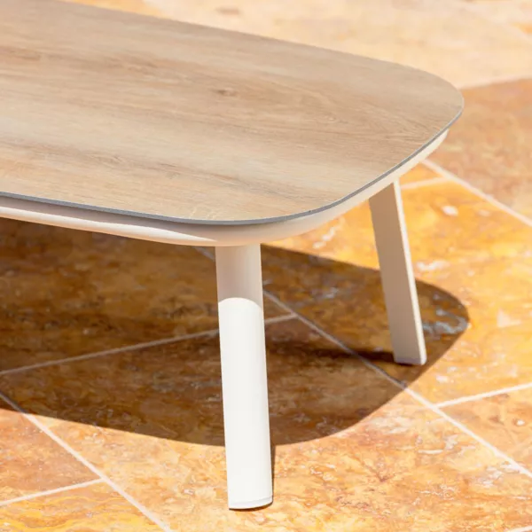 https://cdn1.eminza.com/uploads/cache/legacy_product_600_standard/uploads/media/64fbeab255e6b/conjunto-de-muebles-de-jardin-amalfi-blanco-5-plazas-3