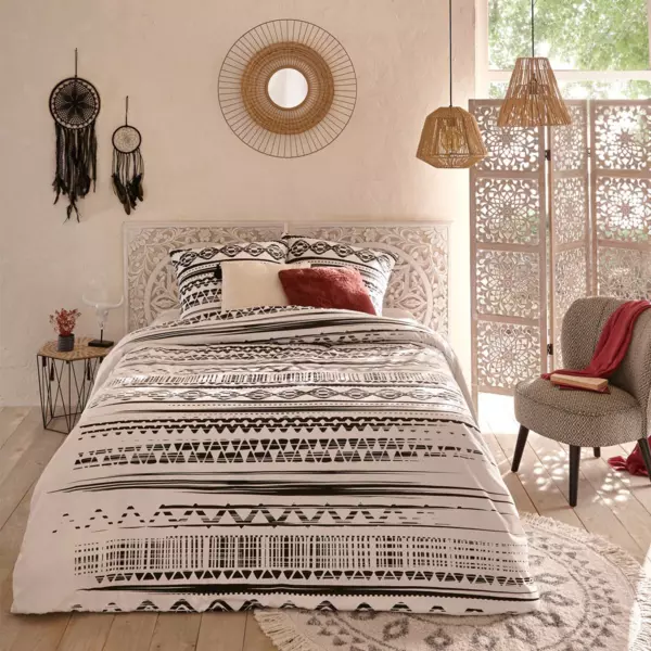 https://cdn1.eminza.com/uploads/cache/legacy_product_600_standard/uploads/media/64fded092773d/tapis-de-salon-coton-d120-cm-etnik-noir-et-blanc-3