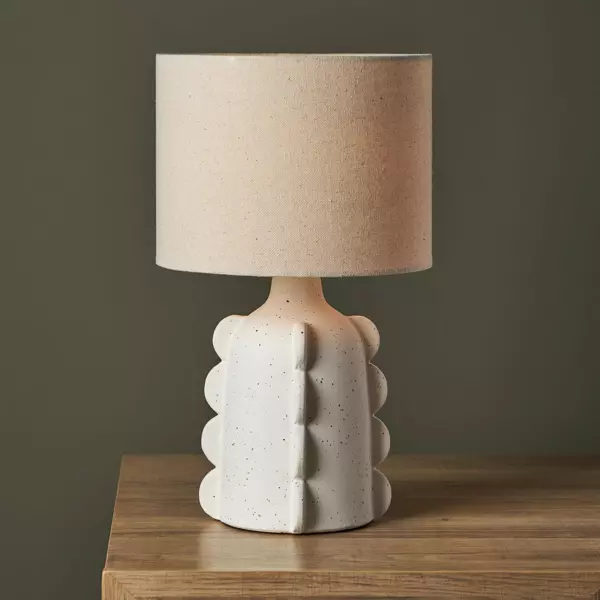 Bordlampe i keramik og linned (H34,5 cm) Aurora Hvid