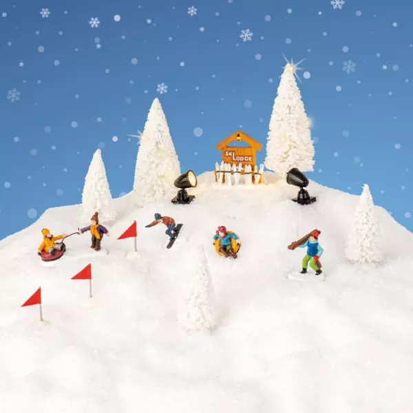 Lot de figurines et accessoires Sapins blancs pour village