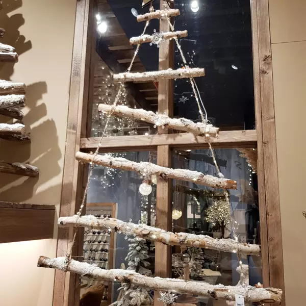 https://cdn1.eminza.com/uploads/cache/legacy_product_600_standard/uploads/media/64ff0b9d6bc5b/sapin-a-suspendre-a-piles-en-bois-branche-illuminee-star-blanc-chaud-2