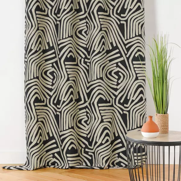 https://cdn1.eminza.com/uploads/cache/legacy_product_600_standard/uploads/media/64ffe5e6d9e14/rideau-140-x-260-cm-nairobi-noir-4
