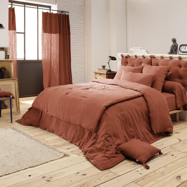 https://cdn1.eminza.com/uploads/cache/legacy_product_600_standard/uploads/media/65005cc03ed63/coussin-carre-gaze-de-coton-40-cm-gaia-terracotta-4