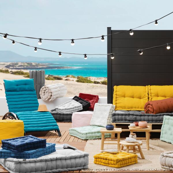 https://cdn1.eminza.com/uploads/cache/legacy_product_600_standard/uploads/media/6500c52c13e5a/coussin-de-sol-40-x-h10-cm-pixel-rouge-cerise-2