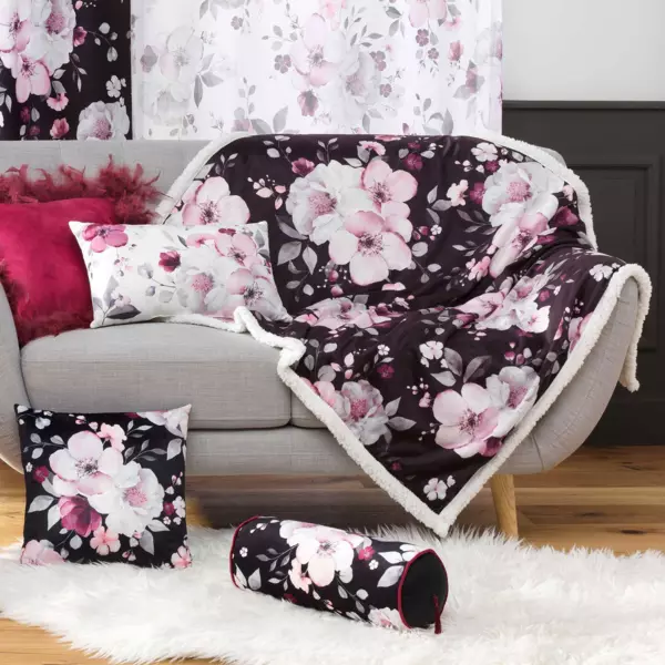 https://cdn1.eminza.com/uploads/cache/legacy_product_600_standard/uploads/media/6501194e6c36e/coussin-rectangulaire-velvet-flower-blanc-2