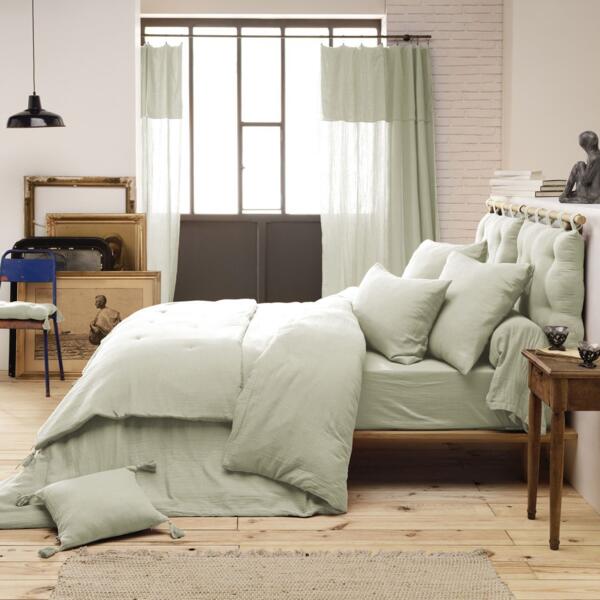 https://cdn1.eminza.com/uploads/cache/legacy_product_600_standard/uploads/media/65019352605b9/edredon-gaze-de-coton-150-x-150-cm-gaia-vert-tilleul-4