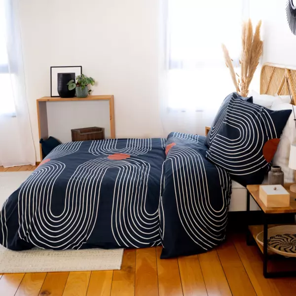 https://cdn1.eminza.com/uploads/cache/legacy_product_600_standard/uploads/media/6502bb2e33f23/funda-nordica-y-dos-fundas-para-almohada-en-algodon-260-cm-cuts-azul-obscuro-2