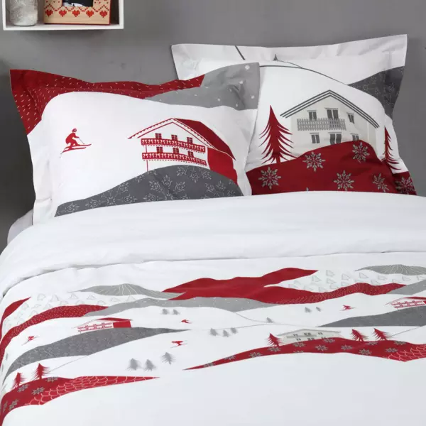 https://cdn1.eminza.com/uploads/cache/legacy_product_600_standard/uploads/media/65032917e9159/housse-de-couette-et-deux-taies-coton-240-cm-albiez-rouge-3