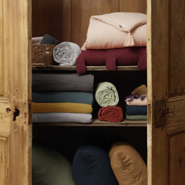 https://cdn1.eminza.com/uploads/cache/legacy_product_600_standard/uploads/media/650d72ebcfdb3/federa-rettangolare-garza-di-cotone-l70-cm-gaia-camel-5