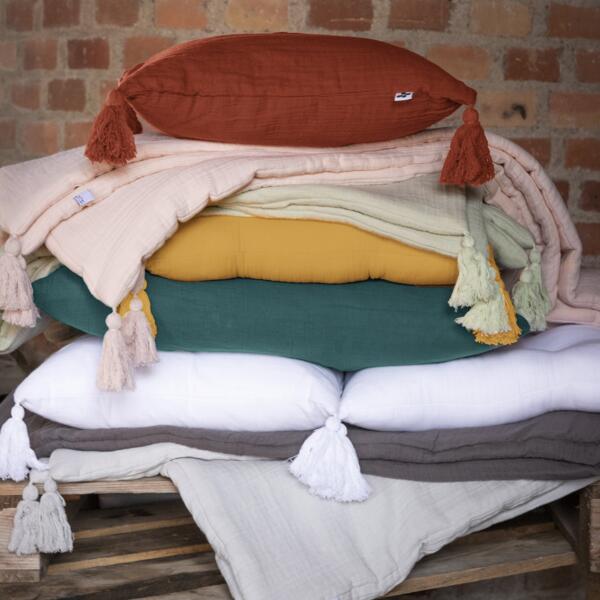 https://cdn1.eminza.com/uploads/cache/legacy_product_600_standard/uploads/media/650d75494cea1/edredon-gaze-de-coton-90-x-200-cm-gaia-vert-tilleul-3