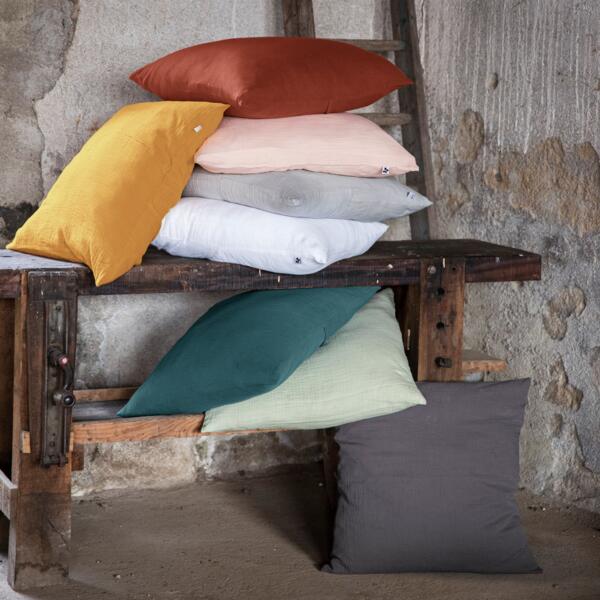 https://cdn1.eminza.com/uploads/cache/legacy_product_600_standard/uploads/media/651682f831690/taie-d-oreiller-carree-gaze-de-coton-60-cm-gaia-vert-romarin-3